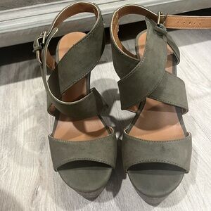Indigo rd wedges in green color size 7